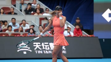Badosa celebra su victoria ante la china Zhang Shuai.