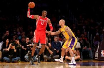 Howard, que volvía al Staples Center, ante Sacre.