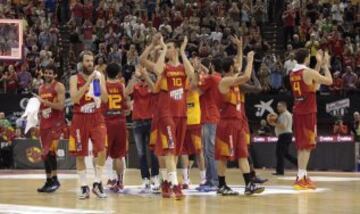 Los jugadores de la Selección Española de Baloncesto saludan al público tras lograr la victoria en el partido amistoso preparatorio para el Mundial 2014.

















En la imagen, los jugadores de España saludan al público tras lograr la victoria. EFE/ Cabalar