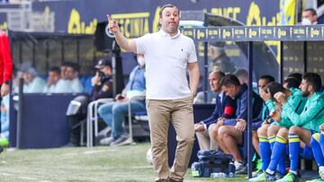 Sergio González, entrenador del Cádiz CF, da órdenes a sus jugadores durante el partido ante el Celta de Vigo de LaLiga Santander.