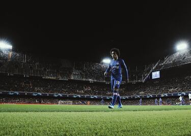 En el verano de 2013, y con todo predispuesto a que Gareth Bale abandonase las filas del Tottenham rumbo al Real Madrid, el conjunto spur se decidió a firmar a Willian, un brasileño que brillaba en el fútbol ruso, concretamente en el Anzhi, tras haberlo hecho en el Shakhtar Donetsk. Cuando estaba todo casi apalabrado, irrumpió José Mourinho que, al parecer, llamó directamente al jugador para arrancarle el ‘sí’ al Chelsea. Al mismo tiempo, Abramovich cerró la operación con billonario dueño del Anzhi, Suleyman Kerimov, por la misma cantidad de dinero que le había costado (35 millones de euros)…