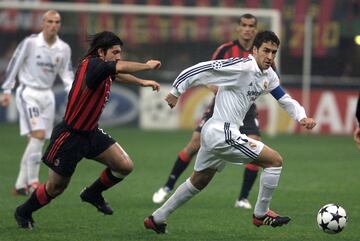 Gattuso, con Raúl González, en un partido entre el Milán-Real Madrid.