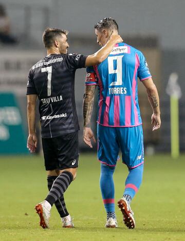 El jugador del Sagan Tosu Fernando Torres charla con el jugador del Vissel Kobe David Villa.