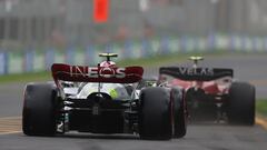 Hamilton persigue a Sainz en el GP de Australia de 2022.