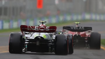 Hamilton persigue a Sainz en el GP de Australia de 2022.