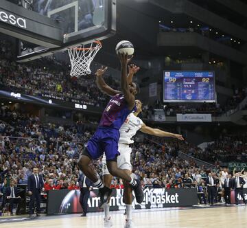 Singleton recibió un balón solo en la pista blanca y cuando estaba cerca de anotar, recibió un manotazo directo en la cara de Anthony Randolph, que los árbitros no lo castigaron como falta.