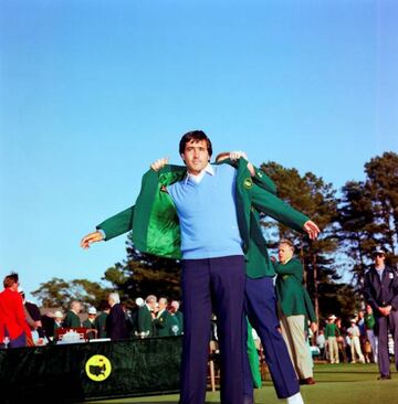 Seve se enfunda una de las dos chaquetas verdes que consiguió en el Masters de Augusta.