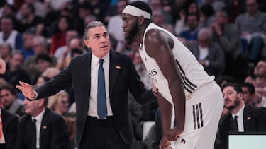 Sergio Scariolo da instrucciones a Usman Garuba en el último partido entre el Real Madrid y el Valencia Basket en la Liga ACB.