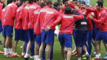 <b>COLLEJAS A SIMEONE. </b>Jugadores y ayudantes del Atlético hicieron pasar al entrenador por este pasillo durante el entrenamiento de ayer.