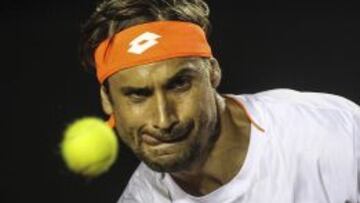 El tenista español David Ferrer devuelve la pelota contra el austríaco Dominic Thiem.
