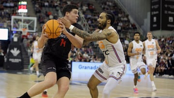 GRANADA 04/04/2026.- El jugador de Covirán Granada, Alebagovic (i), con el balón ante la defensa del jugador de Basquet Girona, Livinsgton, durante el encuentro correspondiente a la fase regular de la Liga Endesa que disputan este sábado Coviran Granada y Basquet Girona en el Palacio de los Deportes de Granada. EFE / Pepe Torres.