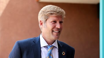 tim keller alcalde albuquerque mayor usa eeuu nuevo mexico pluribus explicacion tim keller mejores series 2025 ciencia ficcion