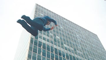 Un joven practica parkour en Madrid.