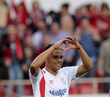 Carlos Bacca celebrando el gol que acaba de marcar para el Sevilla
