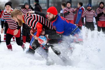 Jugadores de rugby aficionados participan en un torneo de rugby sobre la nieve en el suburbio de Zelenograd de Moscú. El evento deportivo anual reúne a 28 equipos masculinos y 12 femeninos.