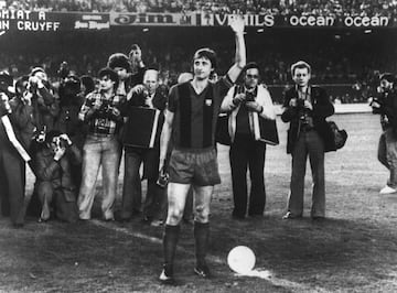 El jugador holandés también conocido como El Flaco, vistió la camiseta del Barcelona como jugador desde la temporada 73/74 hasta la 77/78. Posteriormente regresó al club catalán, para ocupar el banquillo.