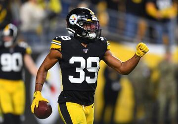En 2020 registró 79 tacleadas totales, cuatro intercepciones (1 pick-six) y forzó un fumble.