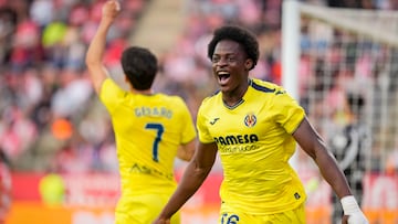 GIRONA, 10/05/2025.- El delantero camerun¨¦s del Villarreal, Etta Eyong, tras conseguir el primer gol del equipo castellonense durante el encuentro correspondiente a la jornada 35 de Laliga EA Sports que disputan hoy s¨¢bado Girona y Villarreal en el estadio municipal de Montilivi, en Girona. EFE/David Borrat.