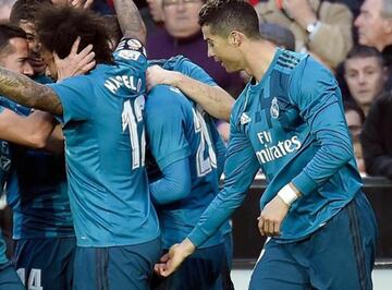 El astro portugués aprovechó el festejo de su equipo tras anotar para ponerse cariñoso con su buen amigo Marcelo. El brasileño que tenía su espalda a Cristiano, recibió una muestra de afecto de su compañero.