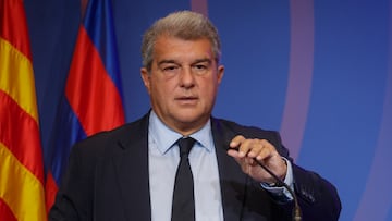 GRAFCAT9732. BARCELONA (ESPAÑA), 27/04/2023.- El presidente del Barcelona, Joan Laporta, durante su comparecencia ante los medios para dar detalles sobre la financiación de 1.450 millones de euros para ejecutar las obras del Espai Barça, el proyecto de remodelación del Spotify Camp Nou y sus aledaños.EFE/Quique García
