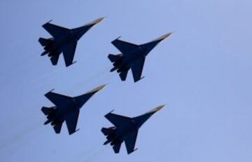 Acrobacia de cuatro aviones Sukhoi Su-27 del equipo Russian Knights.