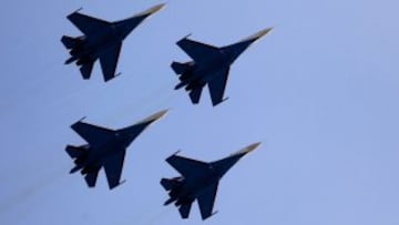 Acrobacia de cuatro aviones Sukhoi Su-27 del equipo Russian Knights.