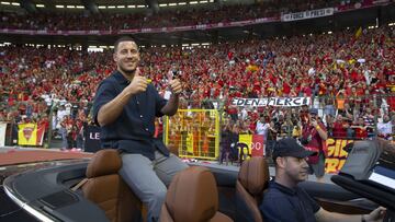 Hazard da la vuelta al campo sobre un coche descapotable.