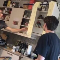 La creatividad se desborda: el partidillo de tenis de mesa improvisado que más triunfa