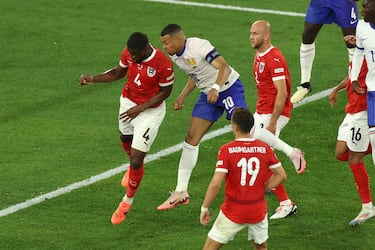 Minuto 84. Kylian Mbappé intenta rematar de cabeza y termina dándose un golpe con el hombro de Kevin Danso.