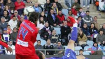 <b>UN SEÑOR GOL. </b>Soldado enganchó de chilena el balón y marcó un precioso gol que significaba el empate.