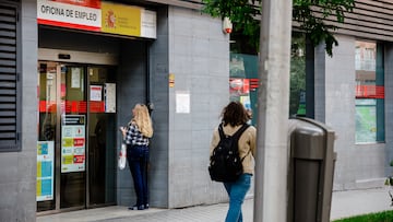 Una mujer a las puertas de la Sepe de Acacias, a 27 de octubre de 2022, en Madrid (España).  El paro ha subido en 60.800 personas entre julio y septiembre, lo que supone casi un 2,1% más que en el trimestre anterior, mientras que la ocupación se incrementó en 77.700 puestos de trabajo (+0,4%), situándose el número total de ocupados por encima de los 20,5 millones de personas, ha informado este jueves el Instituto Nacional de Estadística (INE). Al finalizar septiembre, el número total de parados se situó en 2.980.200 personas y el de ocupados, en 20.545.700 personas, su mayor cifra desde el tercer trimestre de 2008, cuando se superaron los 20,55 millones de trabajadores.
27 OCTUBRE 2022;MADRID;PARO;DESEMPLEO;MESES DE VERANO
Carlos Luján / Europa Press
27/10/2022