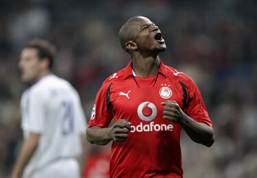 El brasileño llegó al equipo griego en 2006 donde estuvo dos temporadas. Disputó un total de 63 partidos en los que marcó 11 goles. Consiguió 2 Campeonatos de la liga helena. 