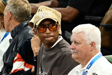 El cantante Pharell Williams durante los ejercicios de suelo de gimnasia masculina.