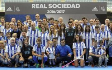 Lucieron la nueva equipación Xabi Prieto, Carlos Vela, Imanol Agirretxe, Toño Ramírez y Juanmi acompañados por un gran número de aficionados.