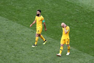 Mile Jedinak y Aaron Mooy.