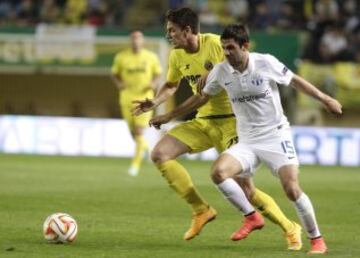 El defensa del Villarreal, Adrián Marín, disputa un balón con el centrocampista del Zúrich, Oliver Buff.