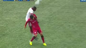 Codazo inexplicable de Segura: dejó a UTC con diez jugadores y lesionó a Anthony Osorio