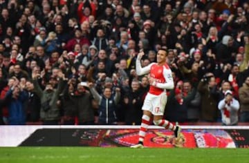 Alexis Sánchez fue la mejor figura de Arsenal: anotó doblete y dio el pase para el tercer gol, en el triunfo sobre Stoke City.

