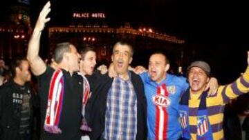 <b>ICONO ROJIBLANCO. </b>Un grupo de aficionados colchoneros celebran la victoria en Europa League junto a Manolete.