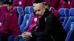 Pep Guardiola se sienta en el banquillo del Cardiff City Stadium durante el partido de ayer en la FA Cup.