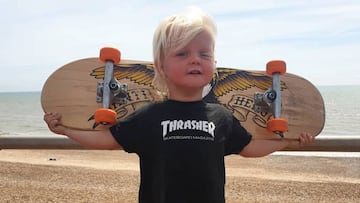 Autumn California, la ni&ntilde;a skater de 3 a&ntilde;os que lo est&aacute; petando en Instagram, posando con una camiseta de Thrasher Skateboard Magazine y una tabla de skate a hombros.