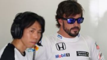 Fernando Alonso, junto a un t&eacute;cnico de Honda. 