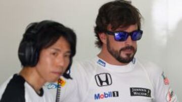 Fernando Alonso, junto a un t&eacute;cnico de Honda. 