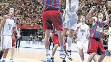 <b>DETERMINANTE. </b>Felipe Reyes fue el jugador más valioso del Real Madrid y del encuentro, con gran labor en defensa y en ataque, como en este palmeo.