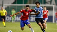 AMDEP398. CALI (COLOMBIA), 22/01/2023.- Matías Vásquez (i) de Chile disputa un balón con Álvaro Rodríguez de Uruguay hoy, en un partido de la fase de grupos del Campeonato Sudamericano Sub'20 entre las selecciones de Chile y Uruguay en el estadio Deportivo Cali en Cali (Colombia). EFE/ Ernesto Guzmán Jr.
