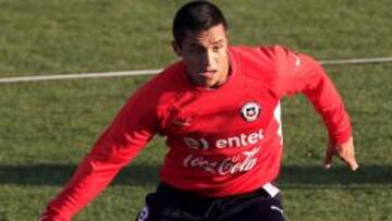 Alexis se retiró tras calentar al sentir 'dolor en el aductor'