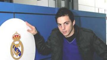 <b>ATAQUE. </b>Sarabia posa junto a un escudo del Madrid.