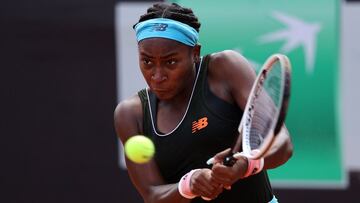 Coco Gauff devuelve la bola durante su partido ante Maria Sakkari en el WTA 1.000 de Roma.