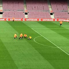 Un aficionado salta al césped del Camp Nou