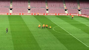 Un espontáneo salta al césped del Camp Nou en el partido frente a la UD Las Palmas.